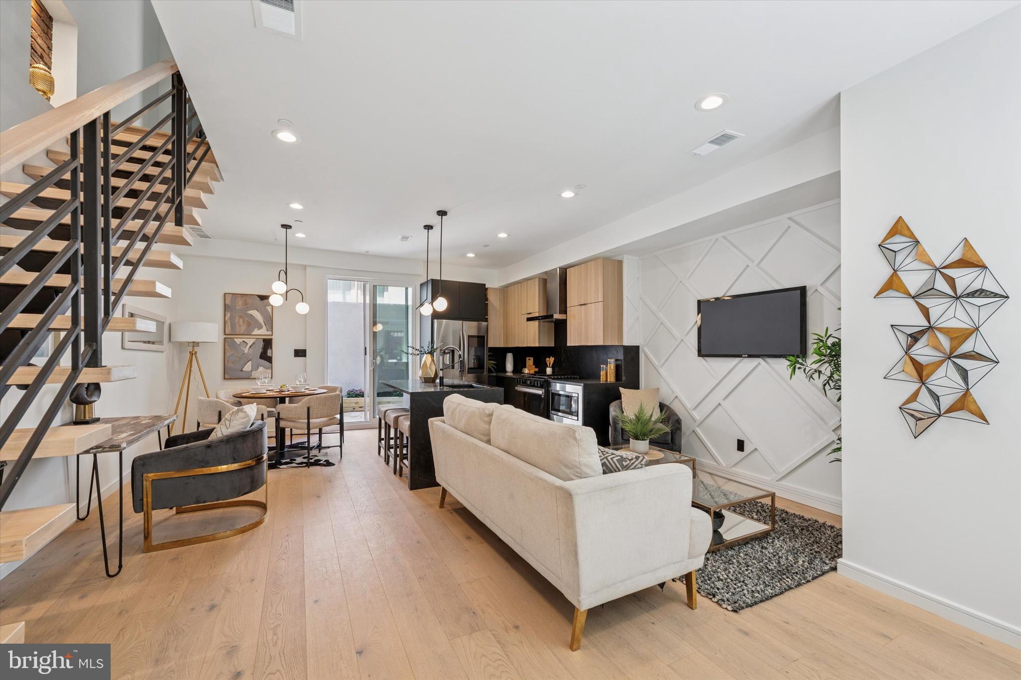 QUEEN VILLAGE - Residential