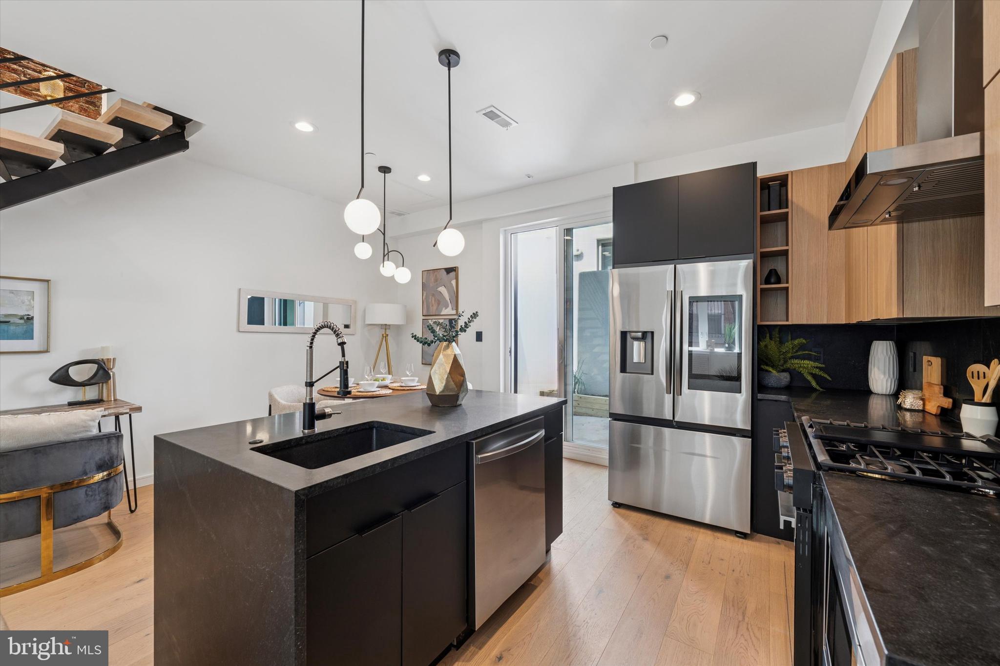 QUEEN VILLAGE - Residential