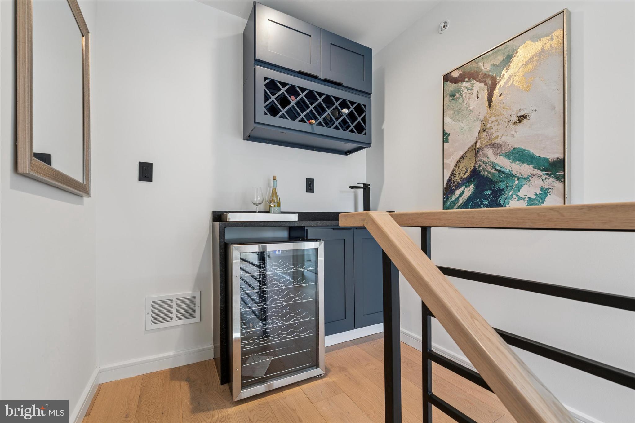 QUEEN VILLAGE - Residential