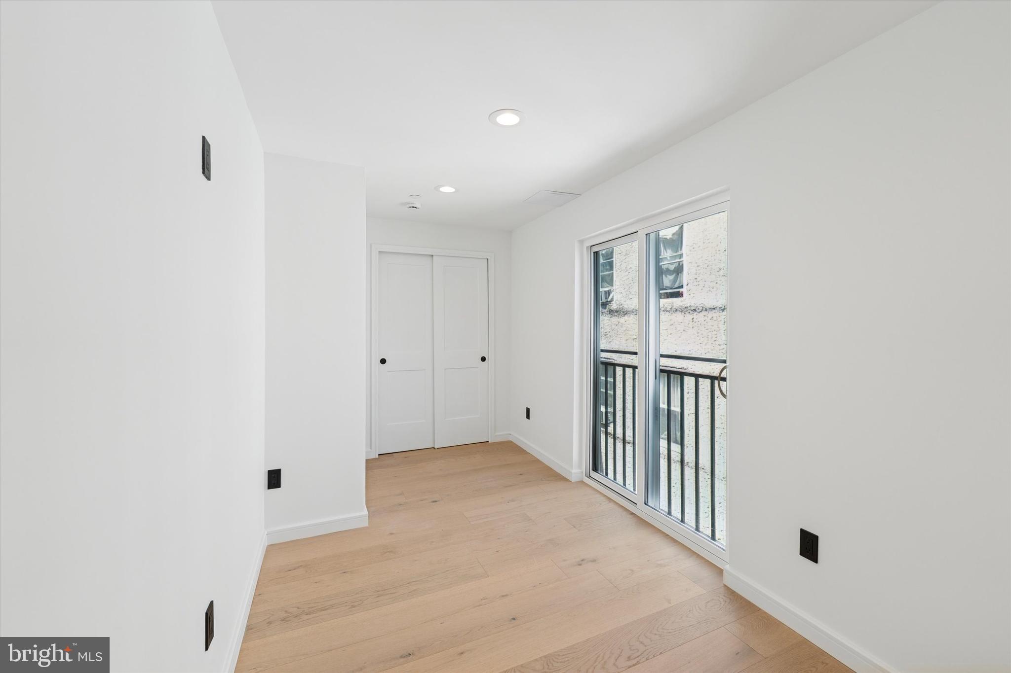 QUEEN VILLAGE - Residential