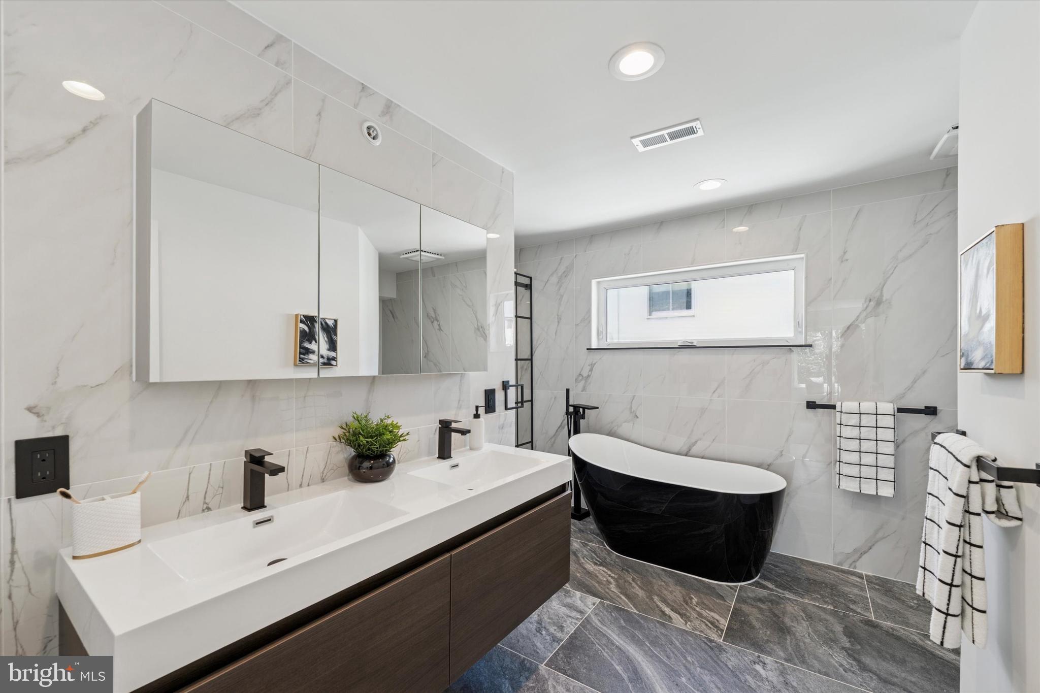 QUEEN VILLAGE - Residential