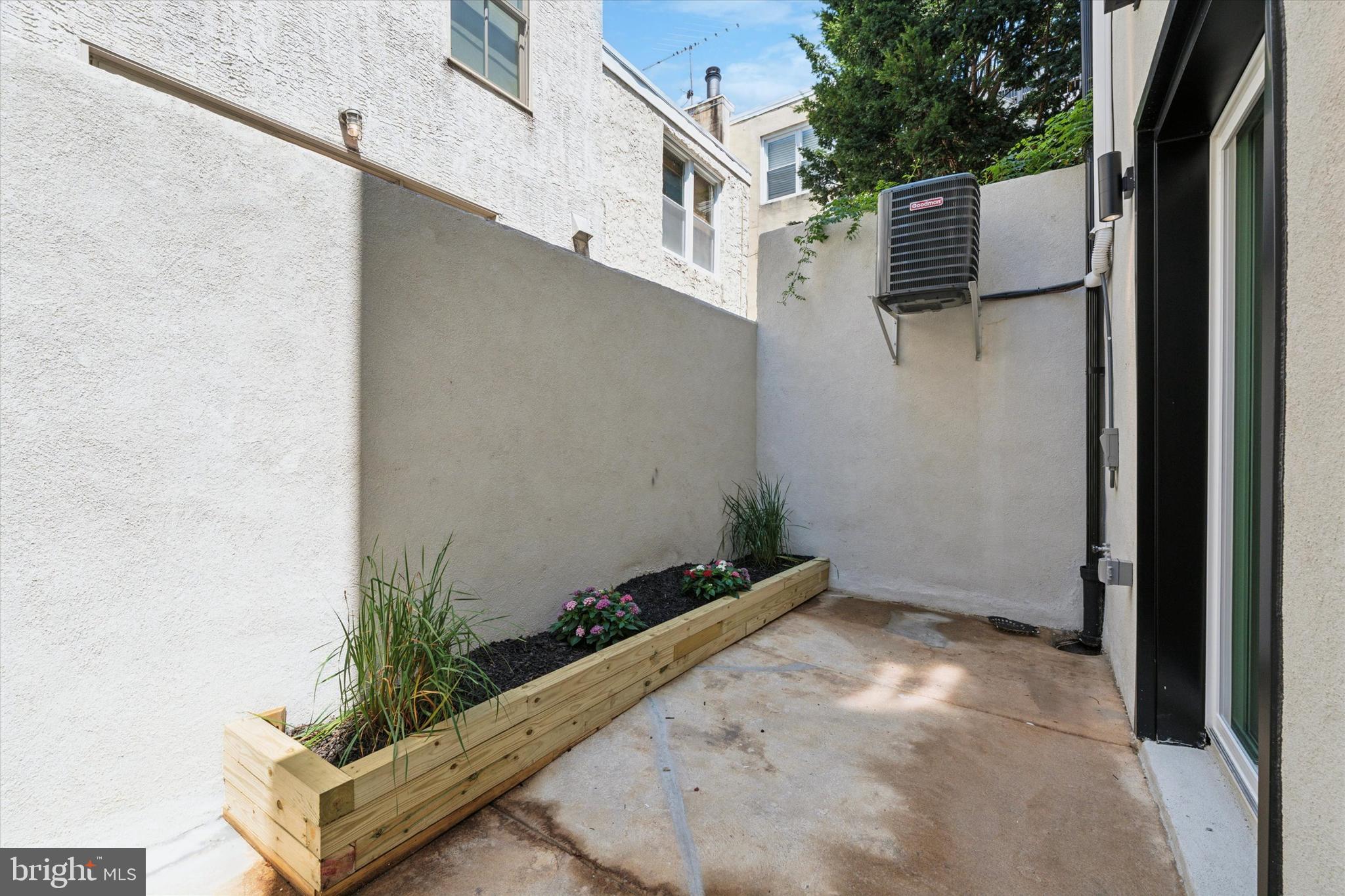 QUEEN VILLAGE - Residential