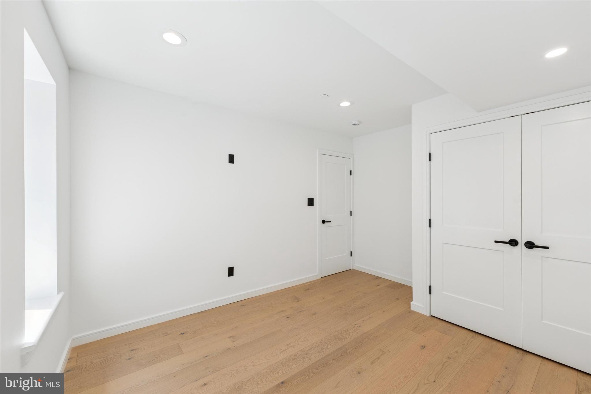 QUEEN VILLAGE - Residential