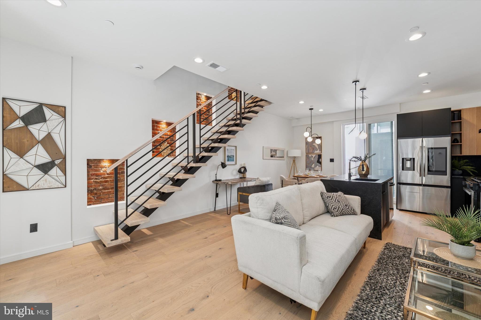 QUEEN VILLAGE - Residential