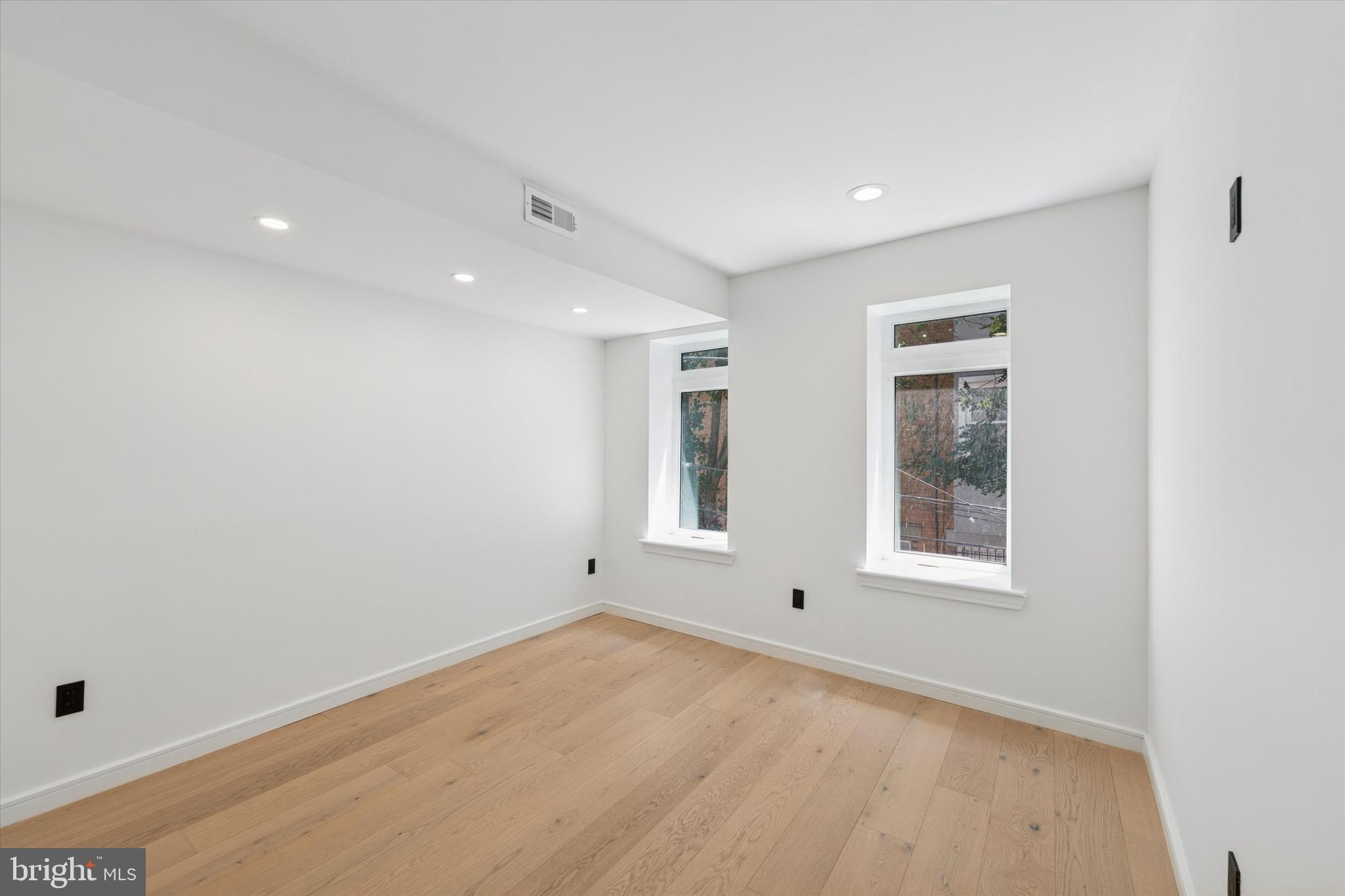 QUEEN VILLAGE - Residential