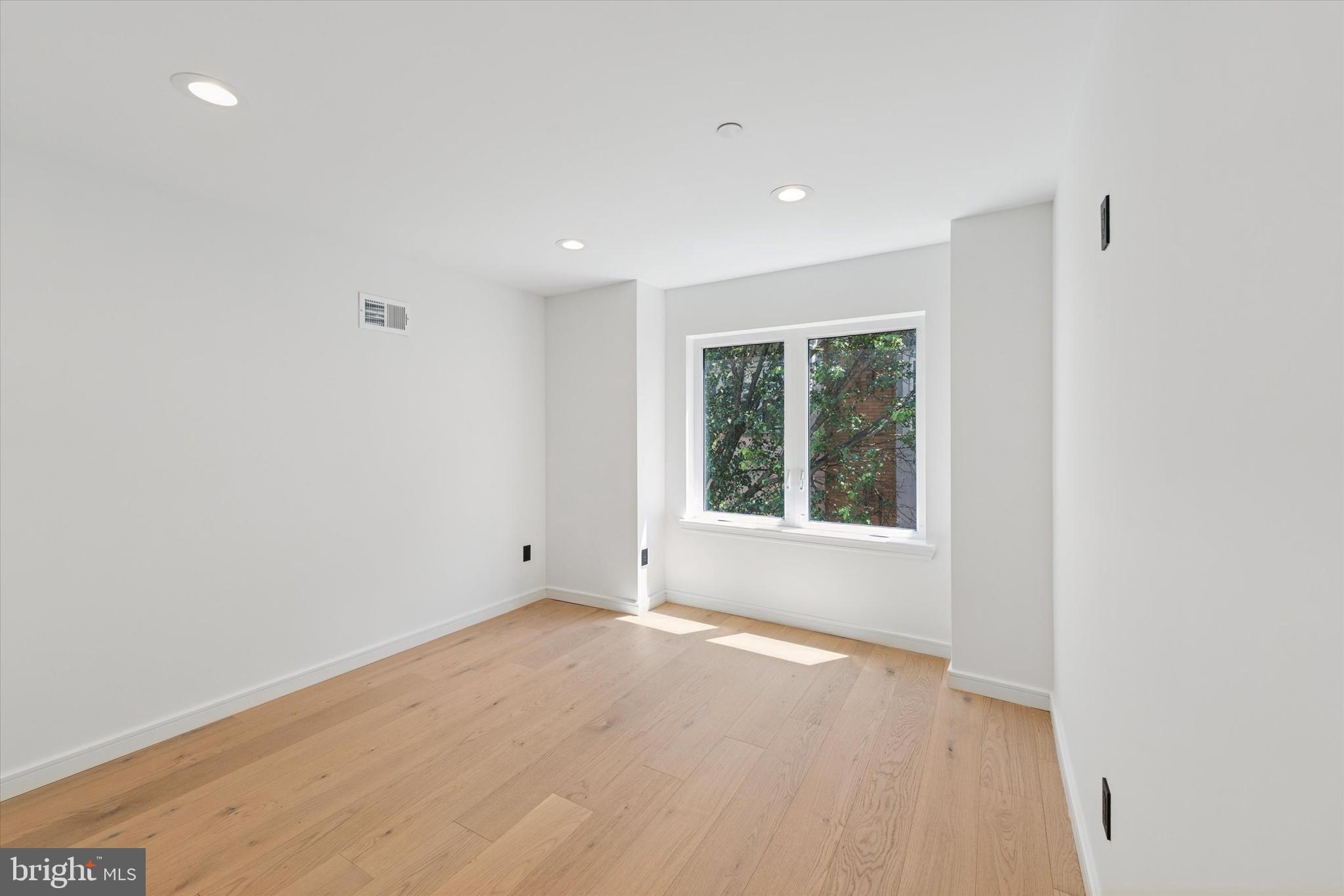 QUEEN VILLAGE - Residential