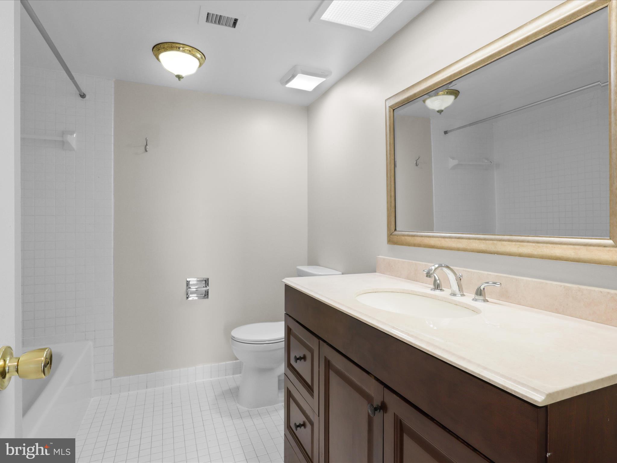 SKYLINE SQUARE CONDO - Residential Lease