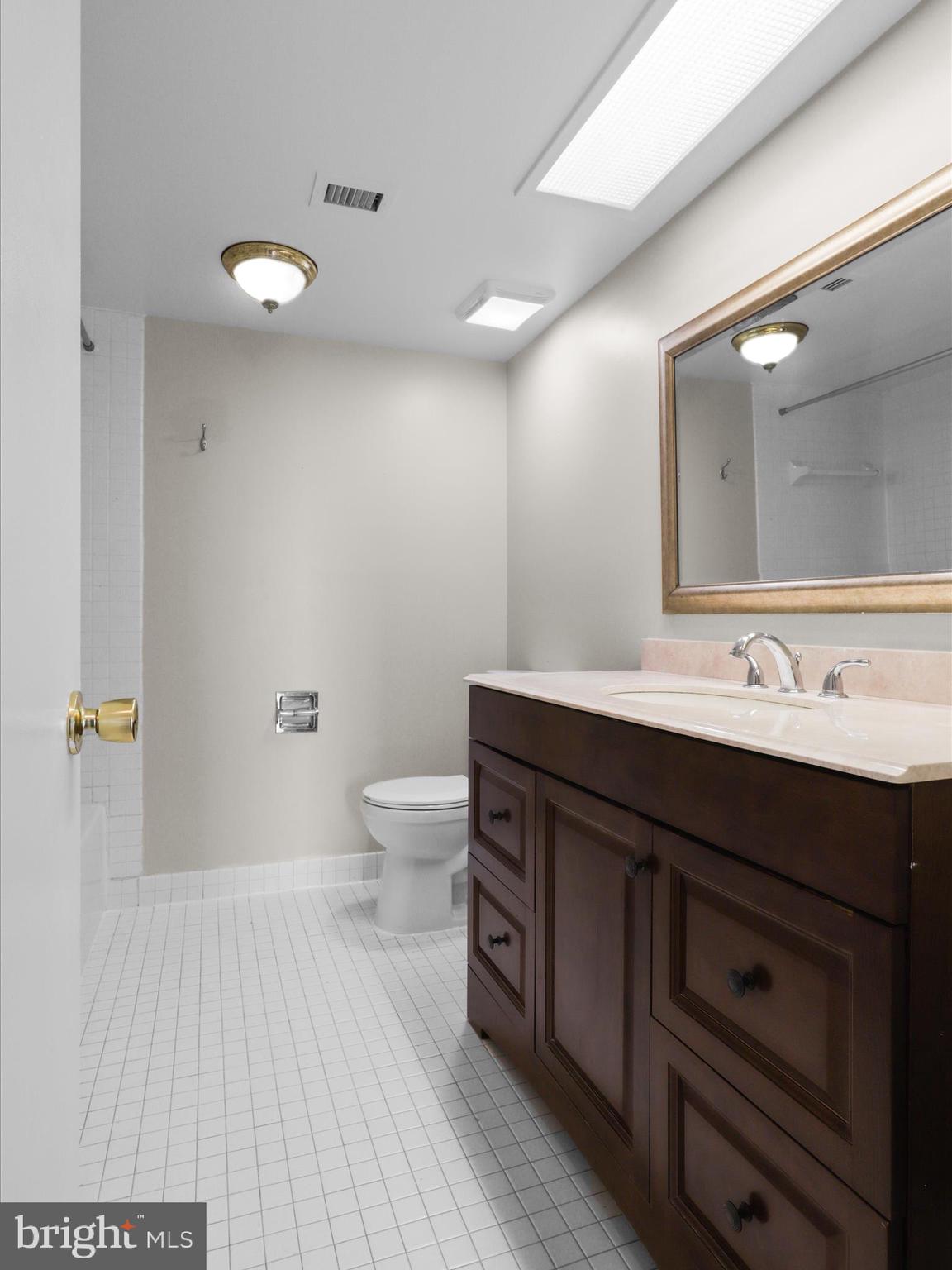 SKYLINE SQUARE CONDO - Residential Lease