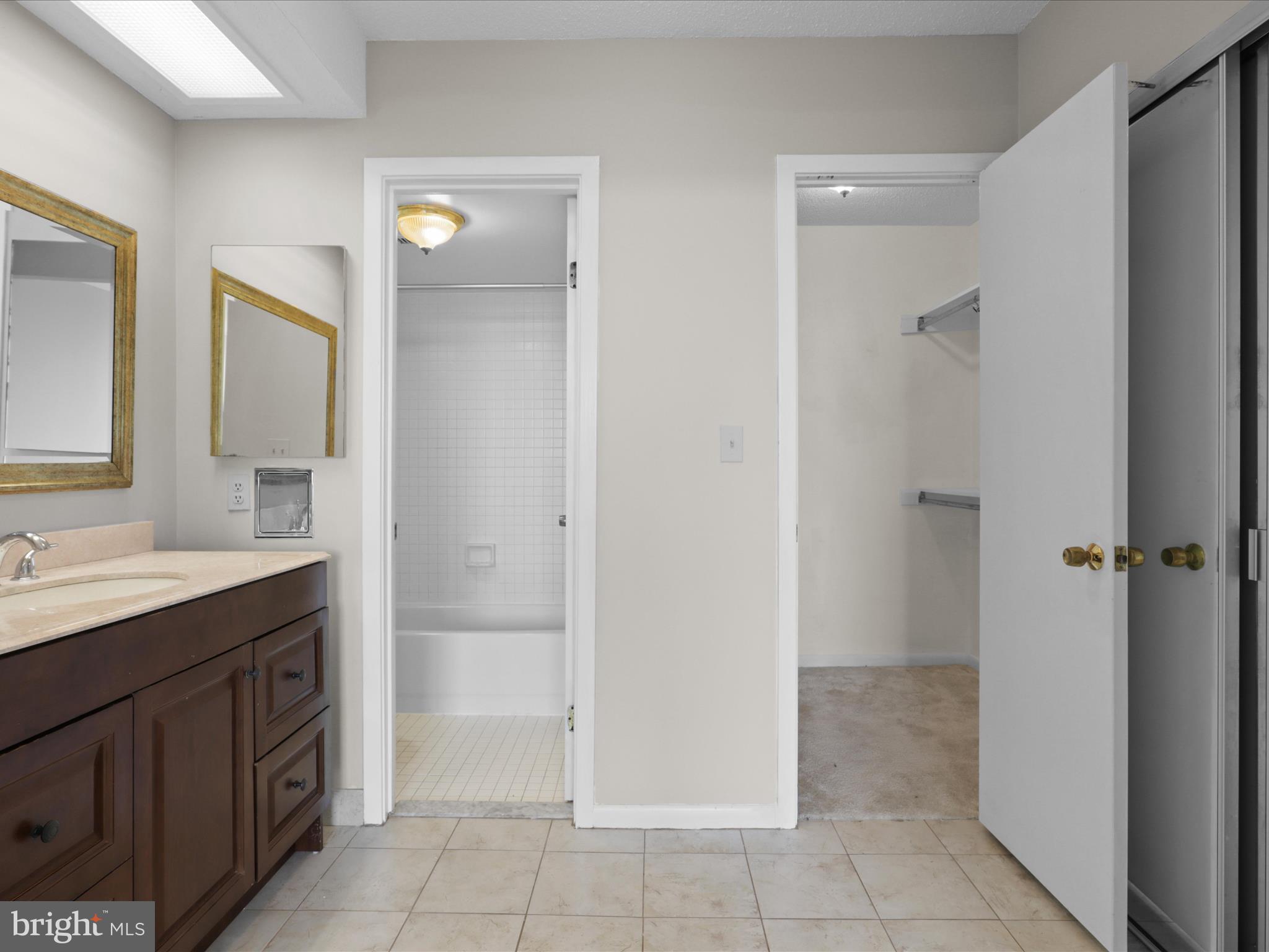 SKYLINE SQUARE CONDO - Residential Lease