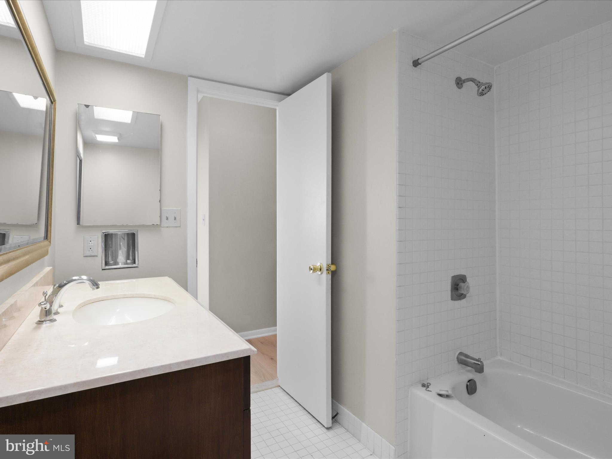 SKYLINE SQUARE CONDO - Residential Lease