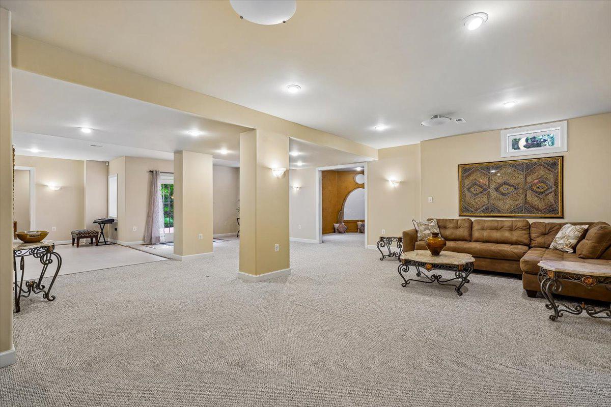 ESTATES AT ROSELAND - Residential