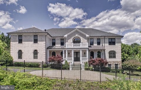 Photo of 7112 Georgetown Pike, MCLEAN, VA 22101 (MLS # VAFX2316474)