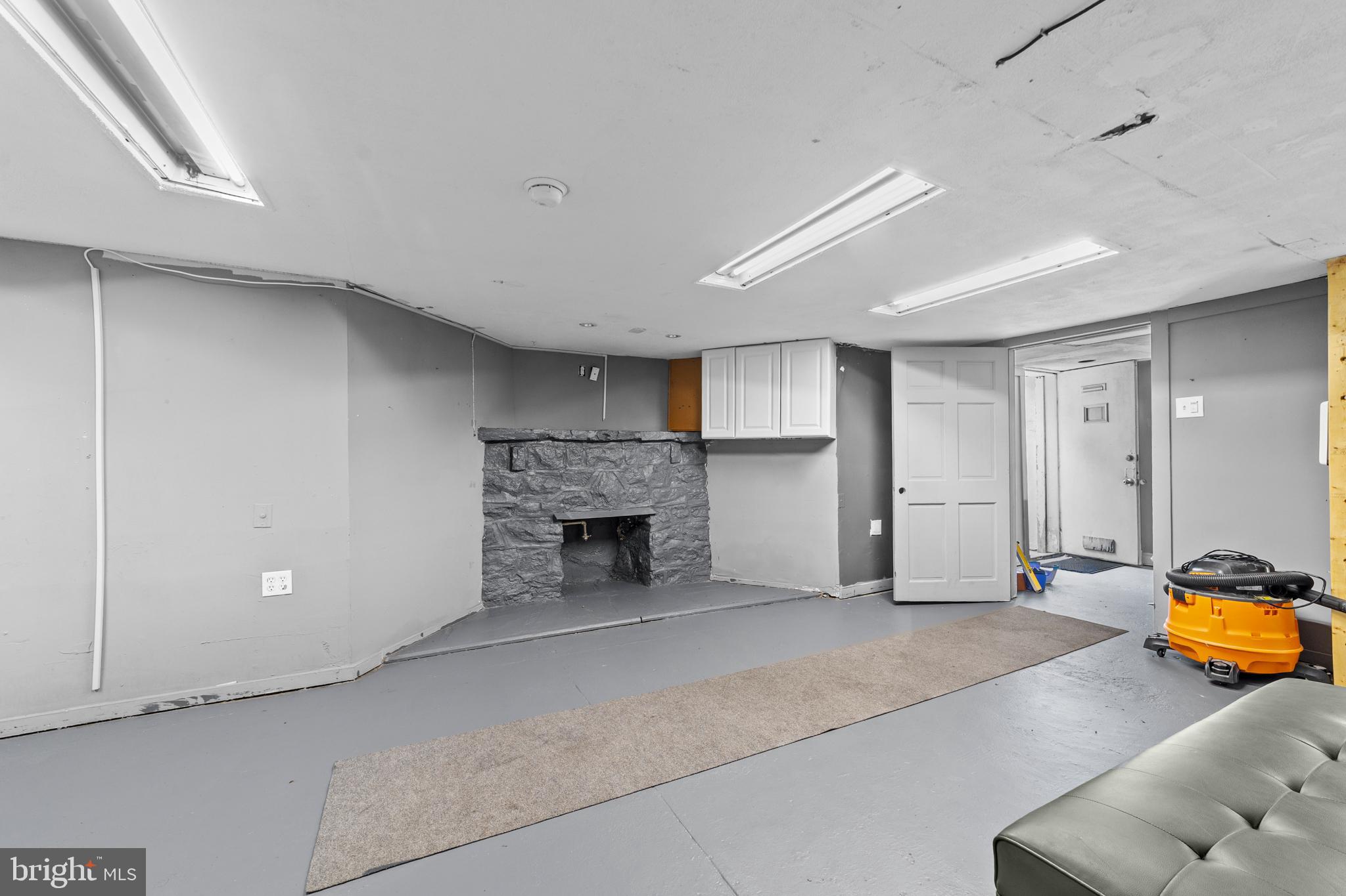 PHILADELPHIA (NORTHEAST) - Commercial Sale