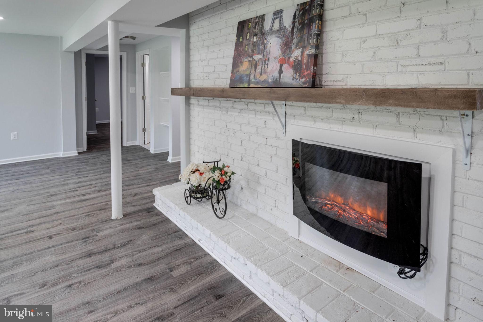 COUNTRY CLUB HILLS - Residential