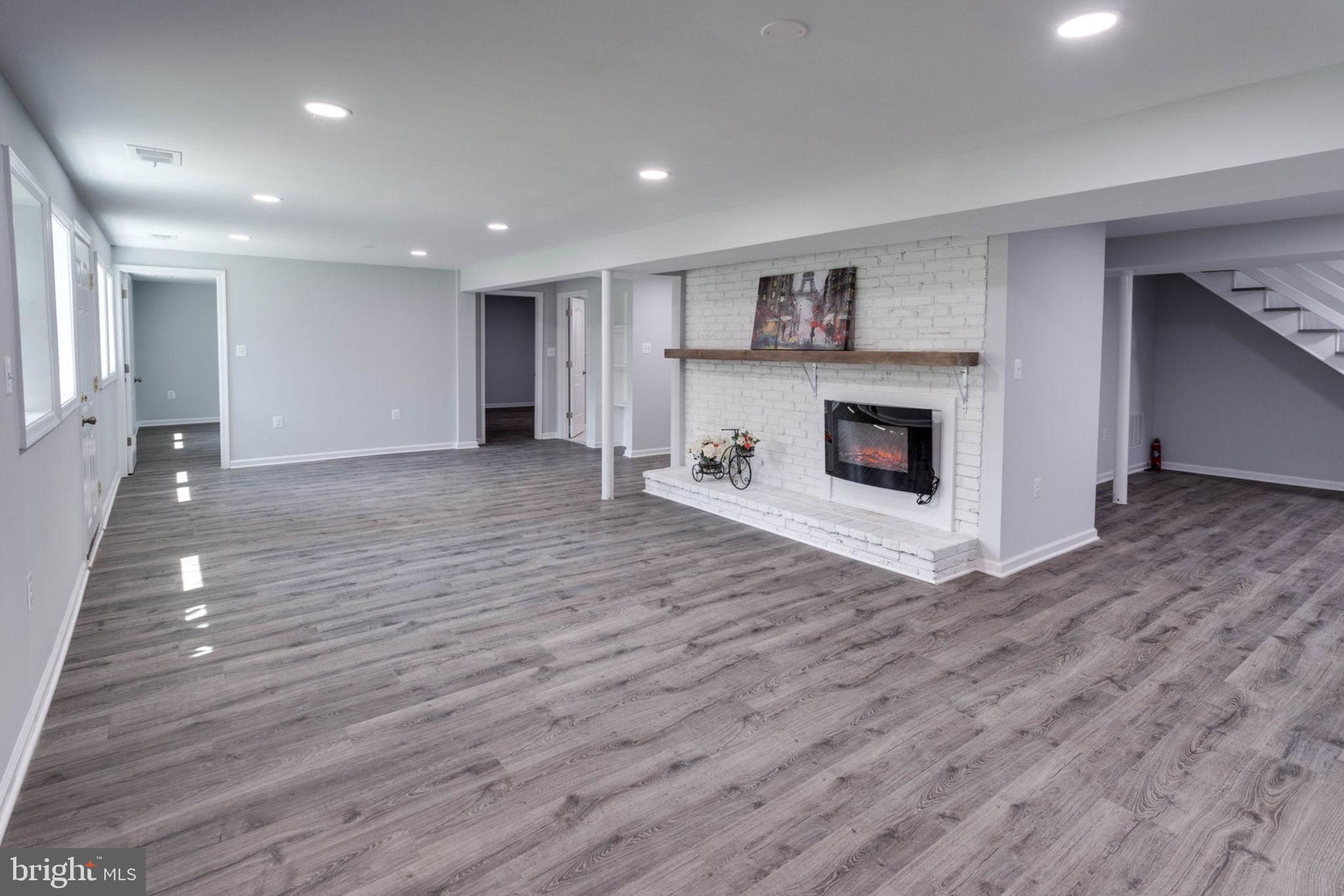 COUNTRY CLUB HILLS - Residential