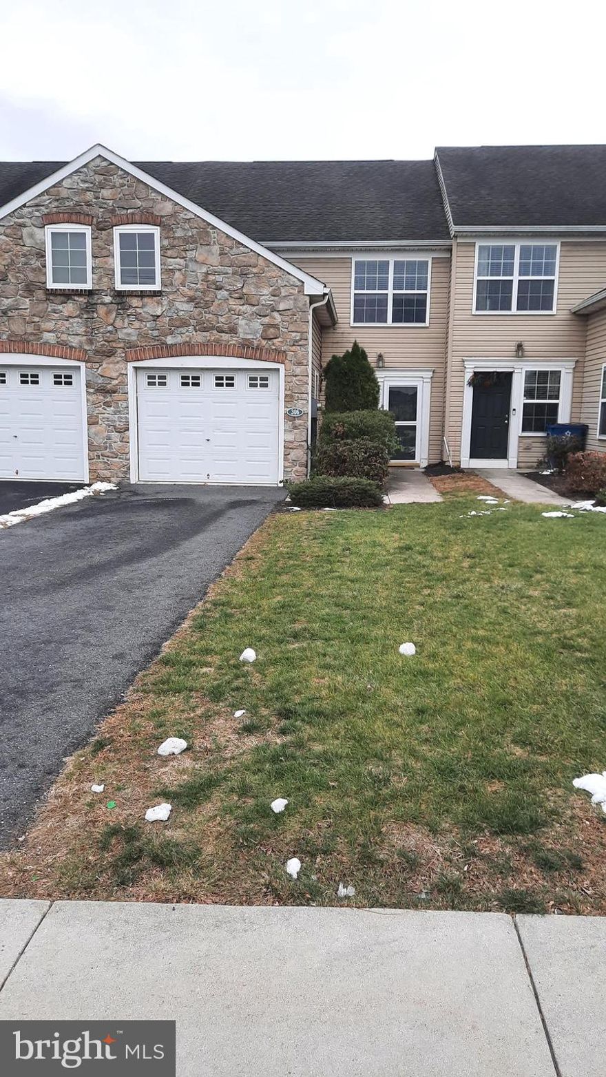 This four-bedroom townhome with three full bath is available now for lease in the very popular Keystone Arms development.  This also has the primary bedroom with full bath on the first floor.