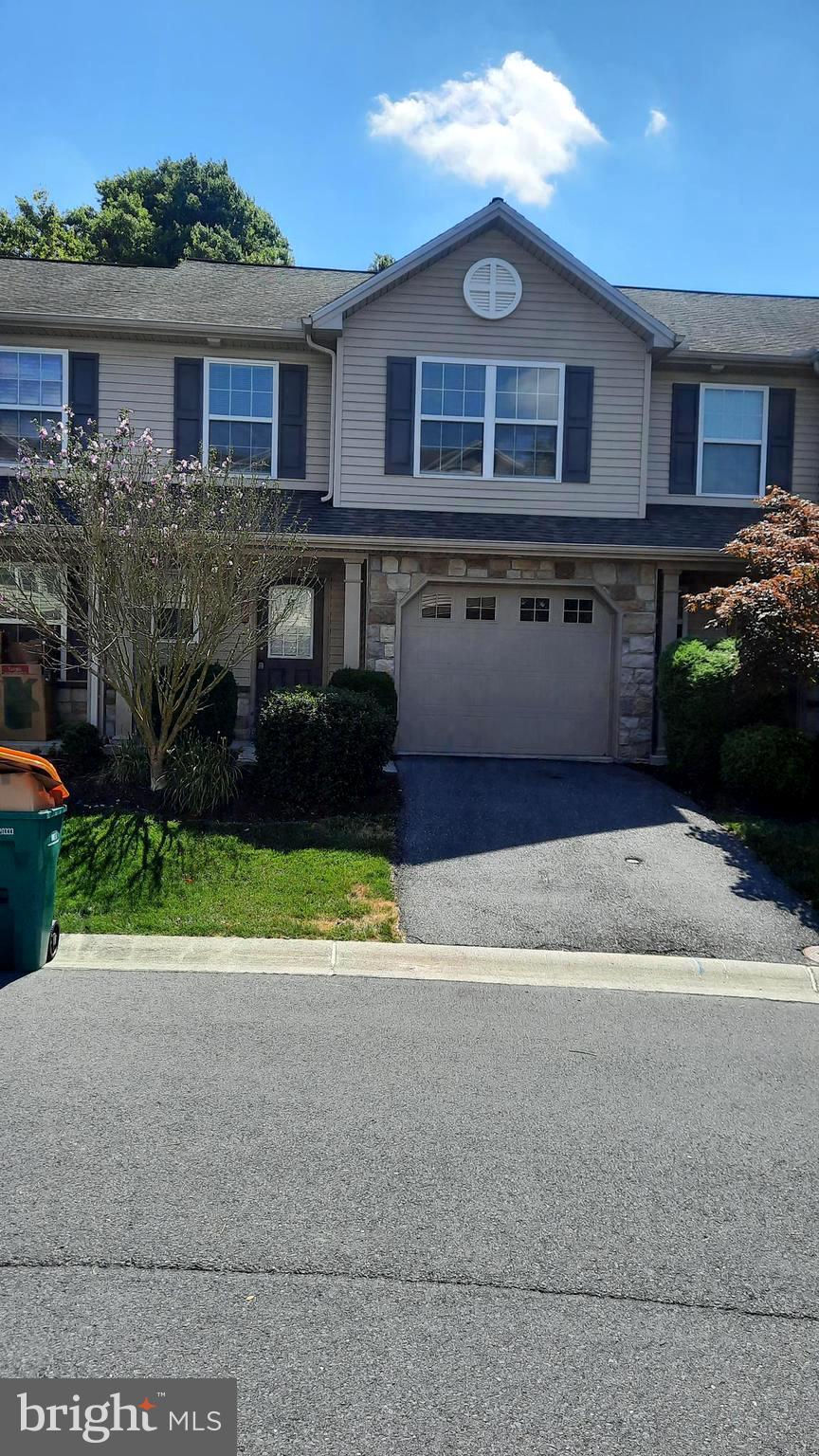 SEASONAL PROMOTION...FIRST MONTH FREE WITH AN 18-MONTH LEASE! Beautiful townhome available in the very popular Silver Creek development.