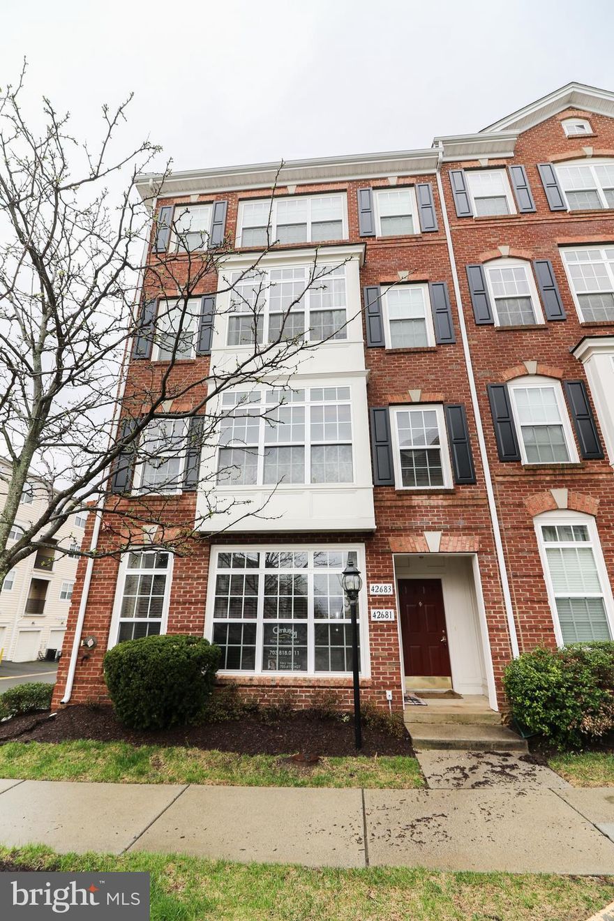 Pristine! Beautiful! End unit w/ TONS of light! Walk into spacious main lvl LR that is open to dining space and kitchen. Wood floors on main lvl; half bath. Granite, SS appliances. Plush carpet leads to 3 VERY large BR's - master is HUGE w/ luxury bath w/soaking tub, dual vanities, 2 LARGE closets & window seat. Balcony off 3rd BR. Hall bath. Sep laundry room. Popular Brambleton.