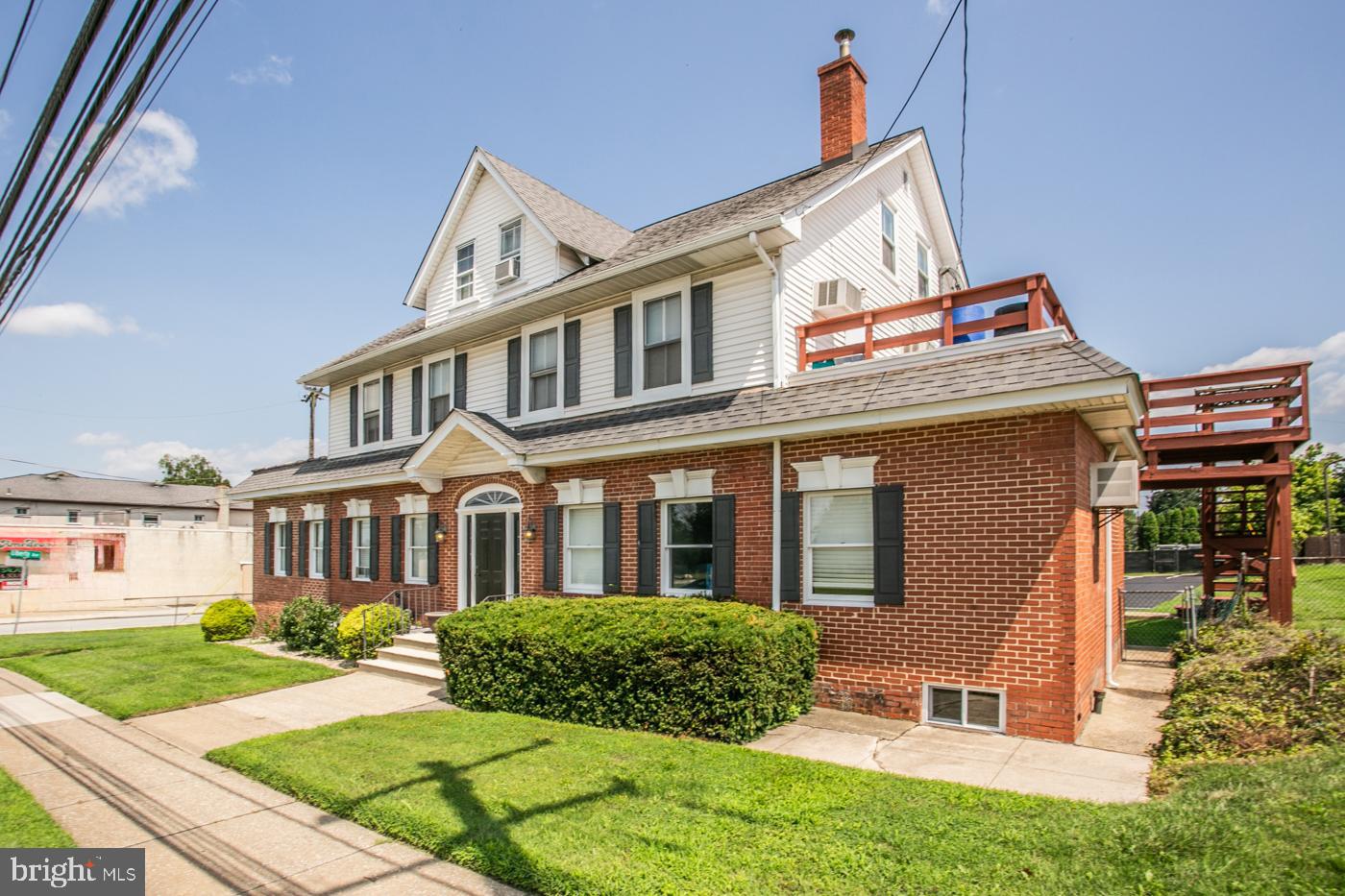 Main image without alt text