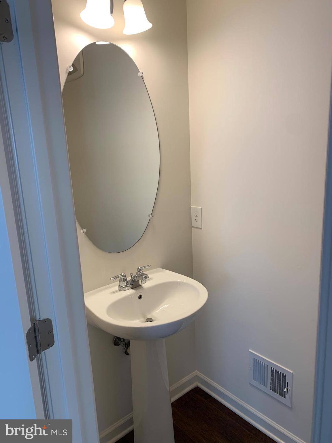 HAMPTON SQUARE CONDOMINIUMS - Residential Lease