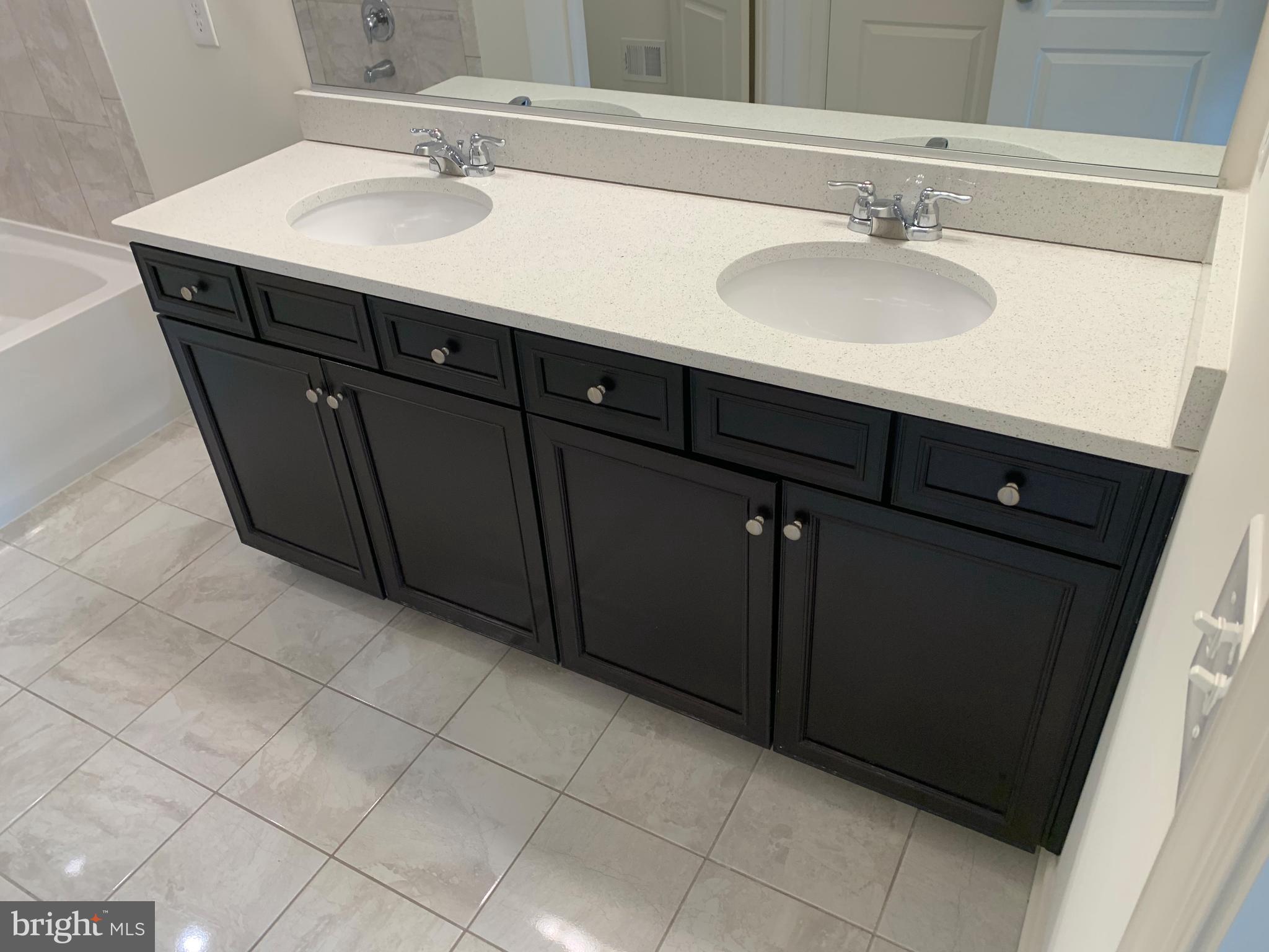 HAMPTON SQUARE CONDOMINIUMS - Residential Lease