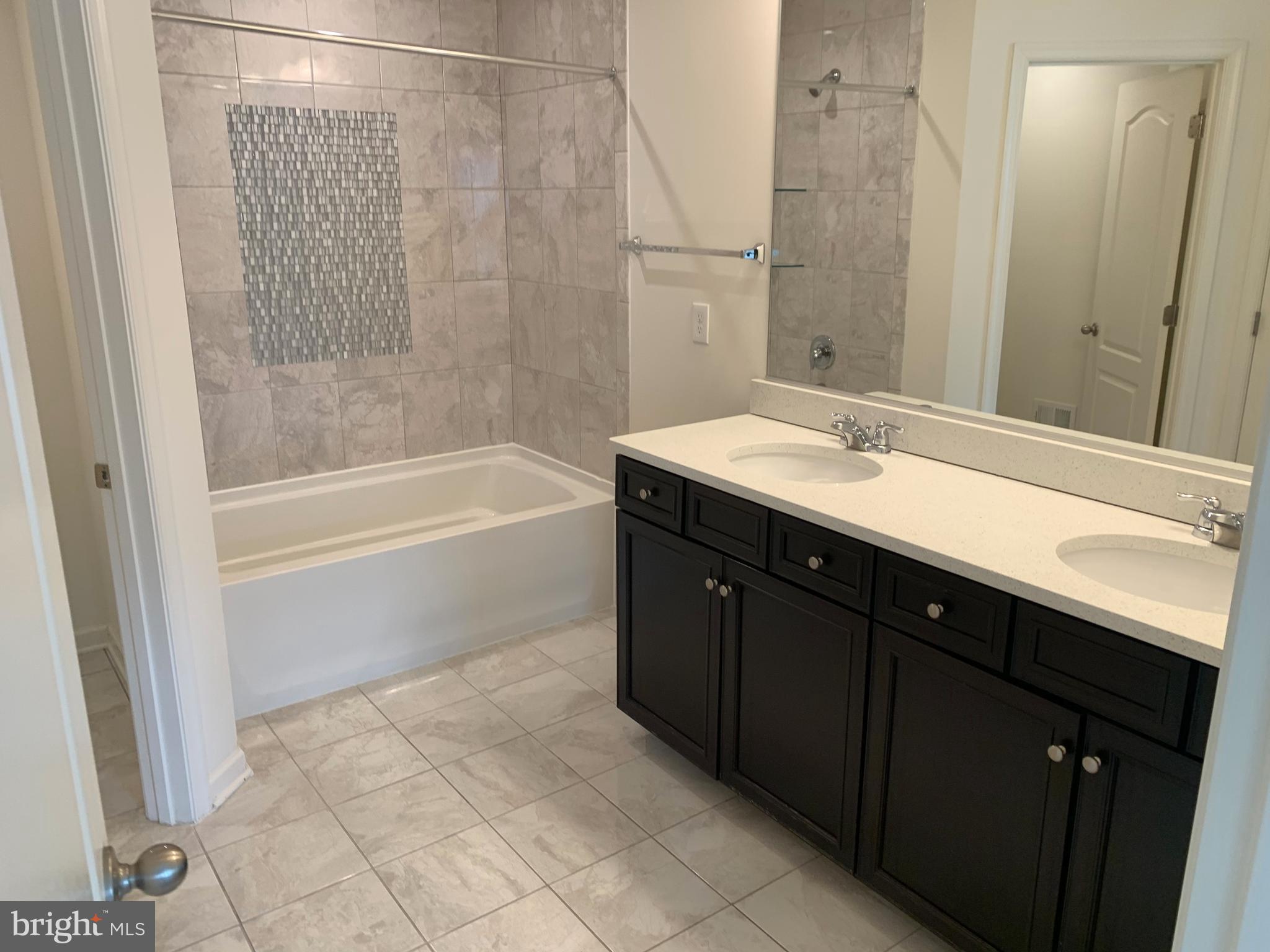 HAMPTON SQUARE CONDOMINIUMS - Residential Lease