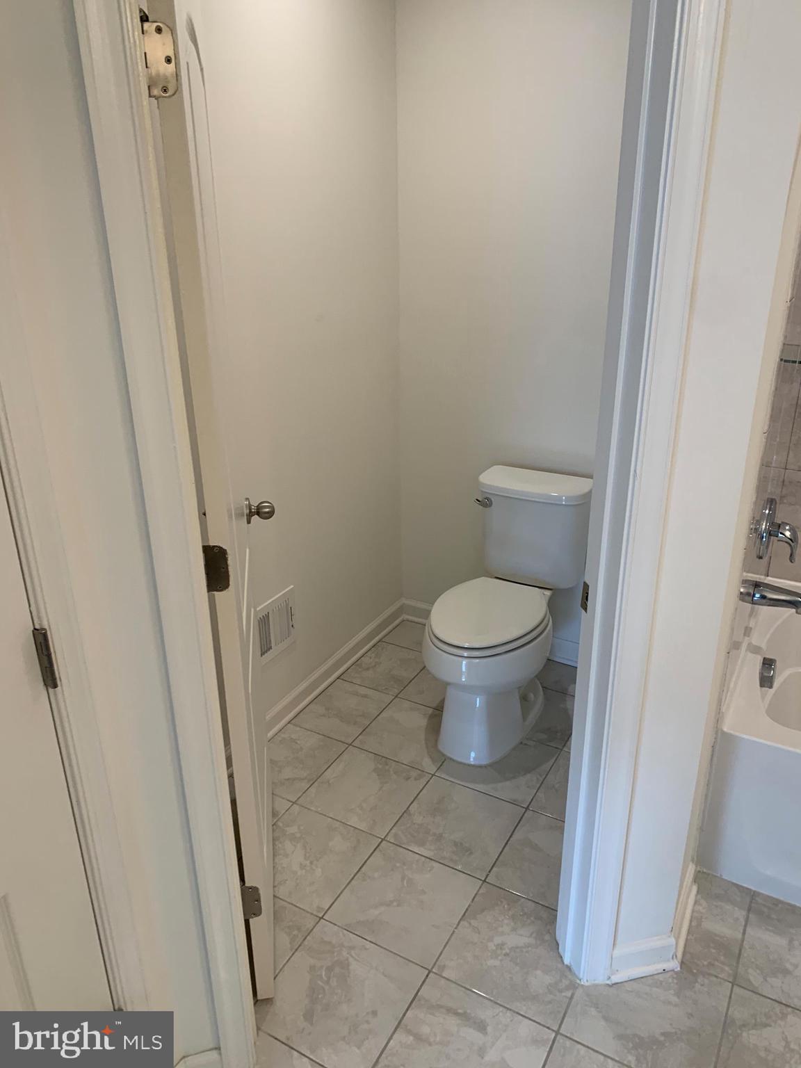 HAMPTON SQUARE CONDOMINIUMS - Residential Lease