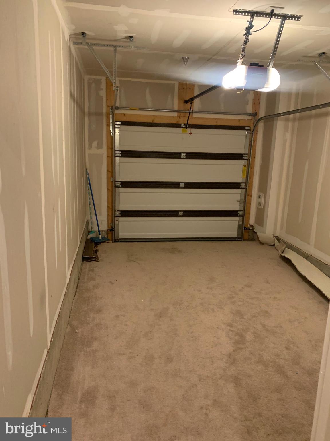 HAMPTON SQUARE CONDOMINIUMS - Residential Lease