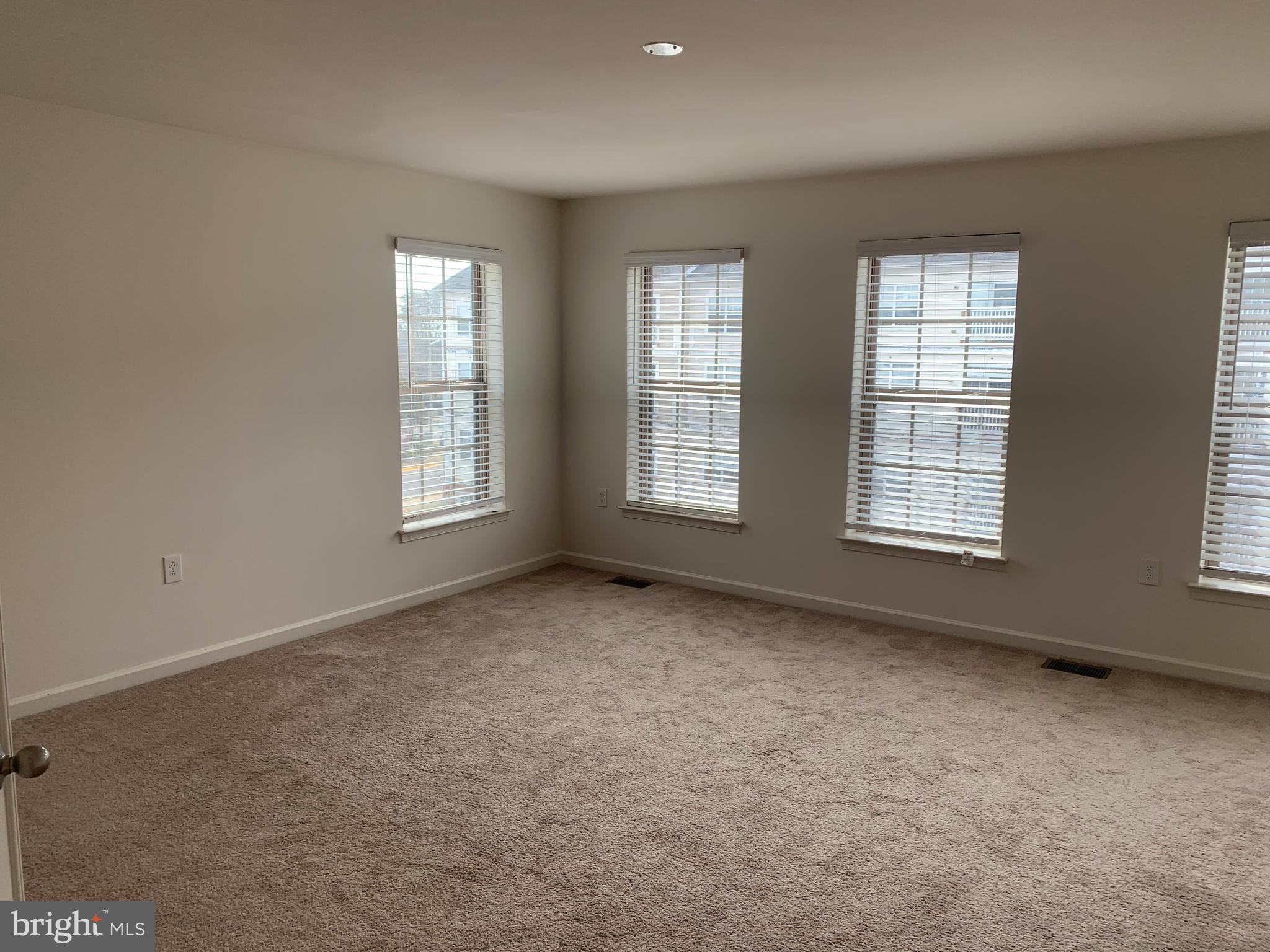 HAMPTON SQUARE CONDOMINIUMS - Residential Lease