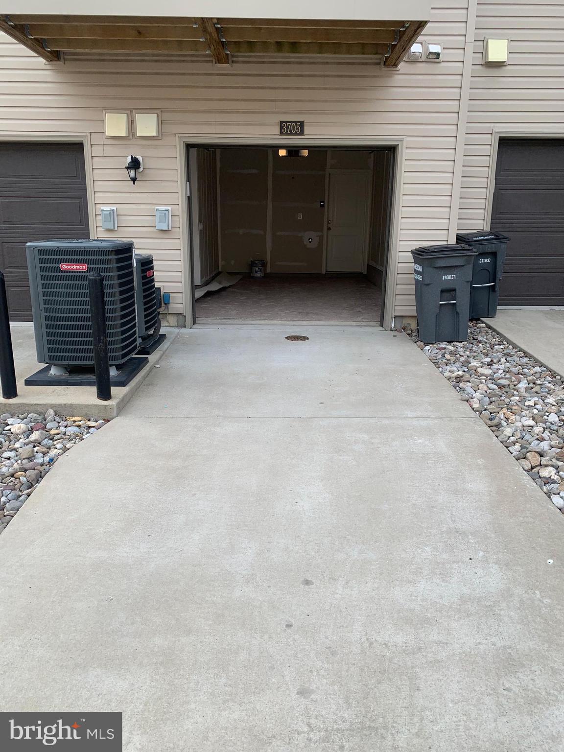 HAMPTON SQUARE CONDOMINIUMS - Residential Lease