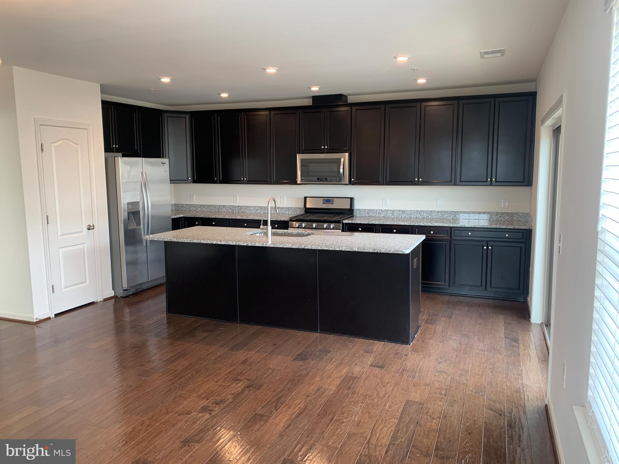 HAMPTON SQUARE CONDOMINIUMS - Residential Lease