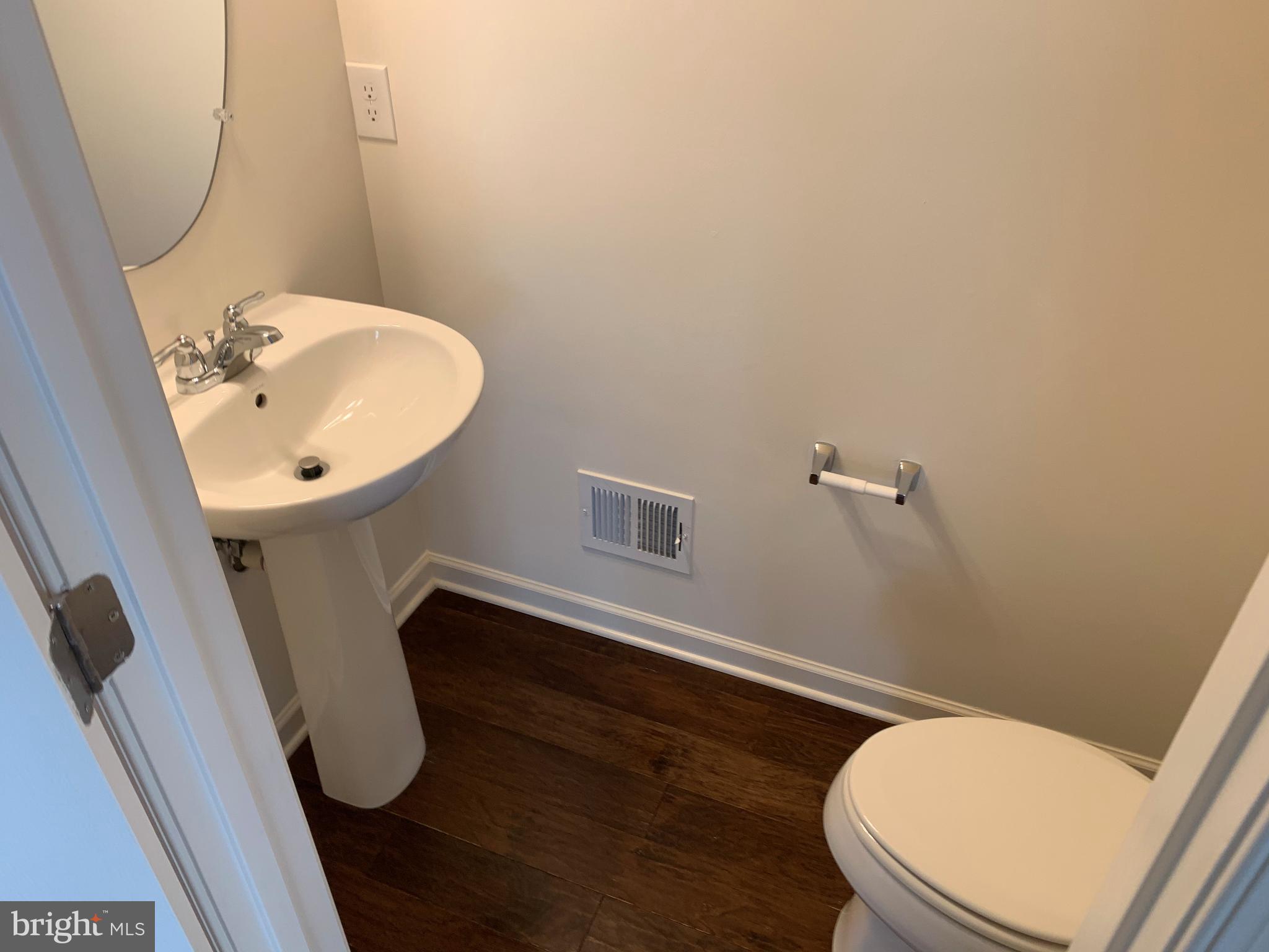 HAMPTON SQUARE CONDOMINIUMS - Residential Lease