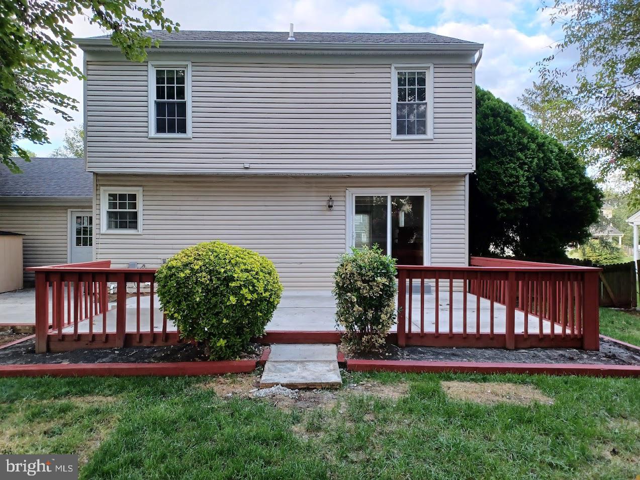 COUNTRY CLUB MANOR - Residential