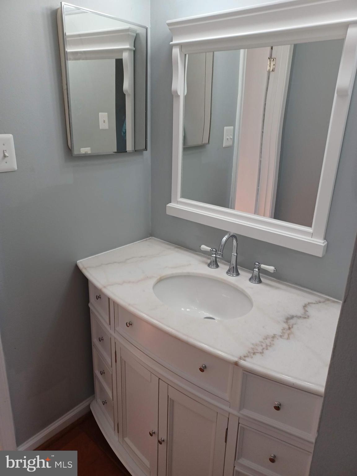 COUNTRY CLUB MANOR - Residential