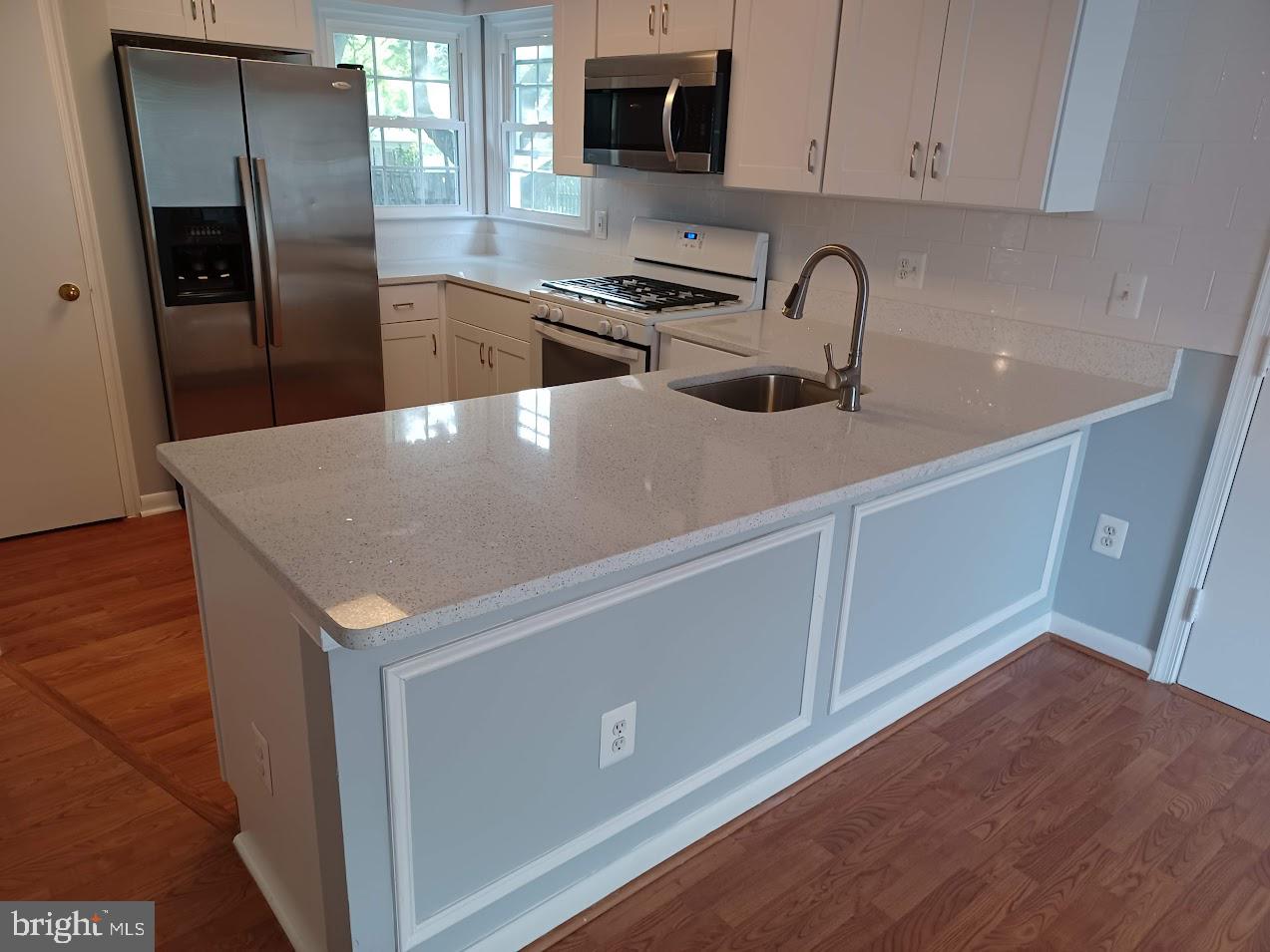 COUNTRY CLUB MANOR - Residential