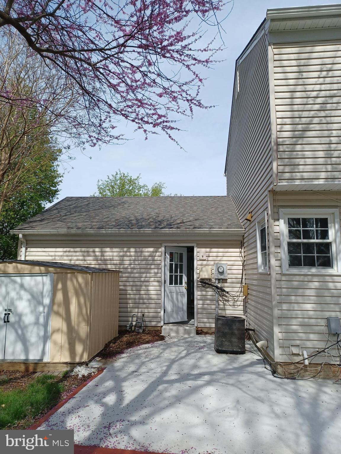 COUNTRY CLUB MANOR - Residential