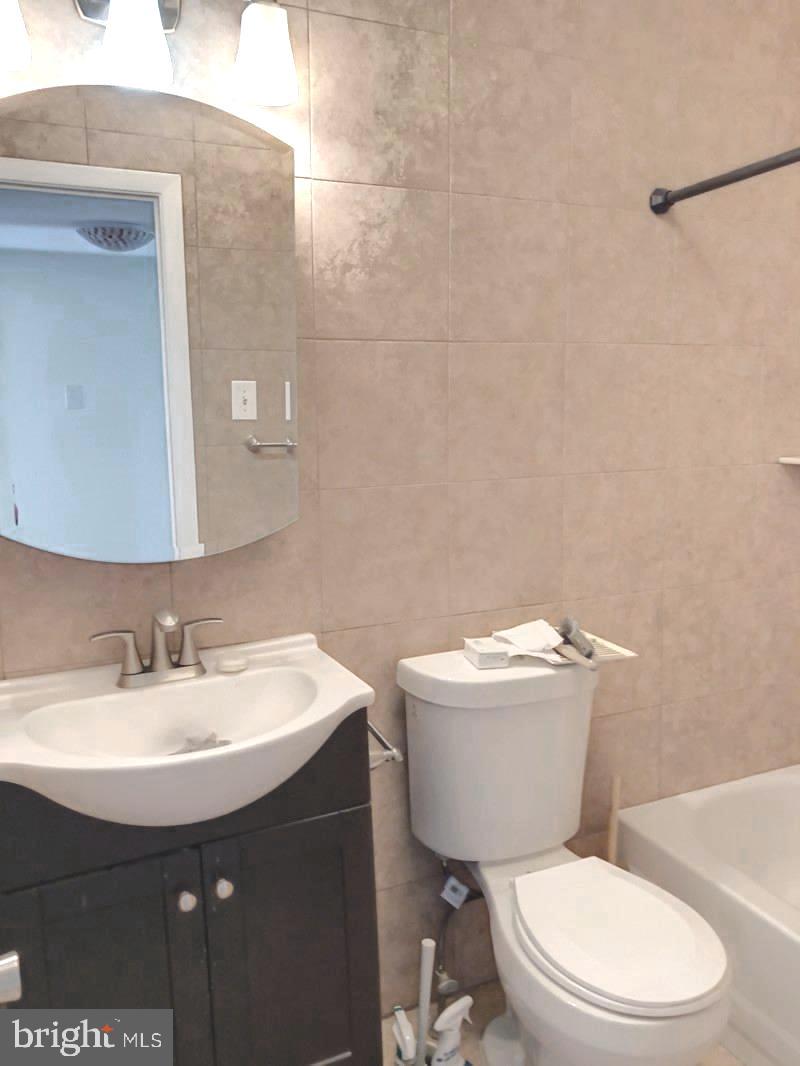 QUEEN VILLAGE - Residential Lease