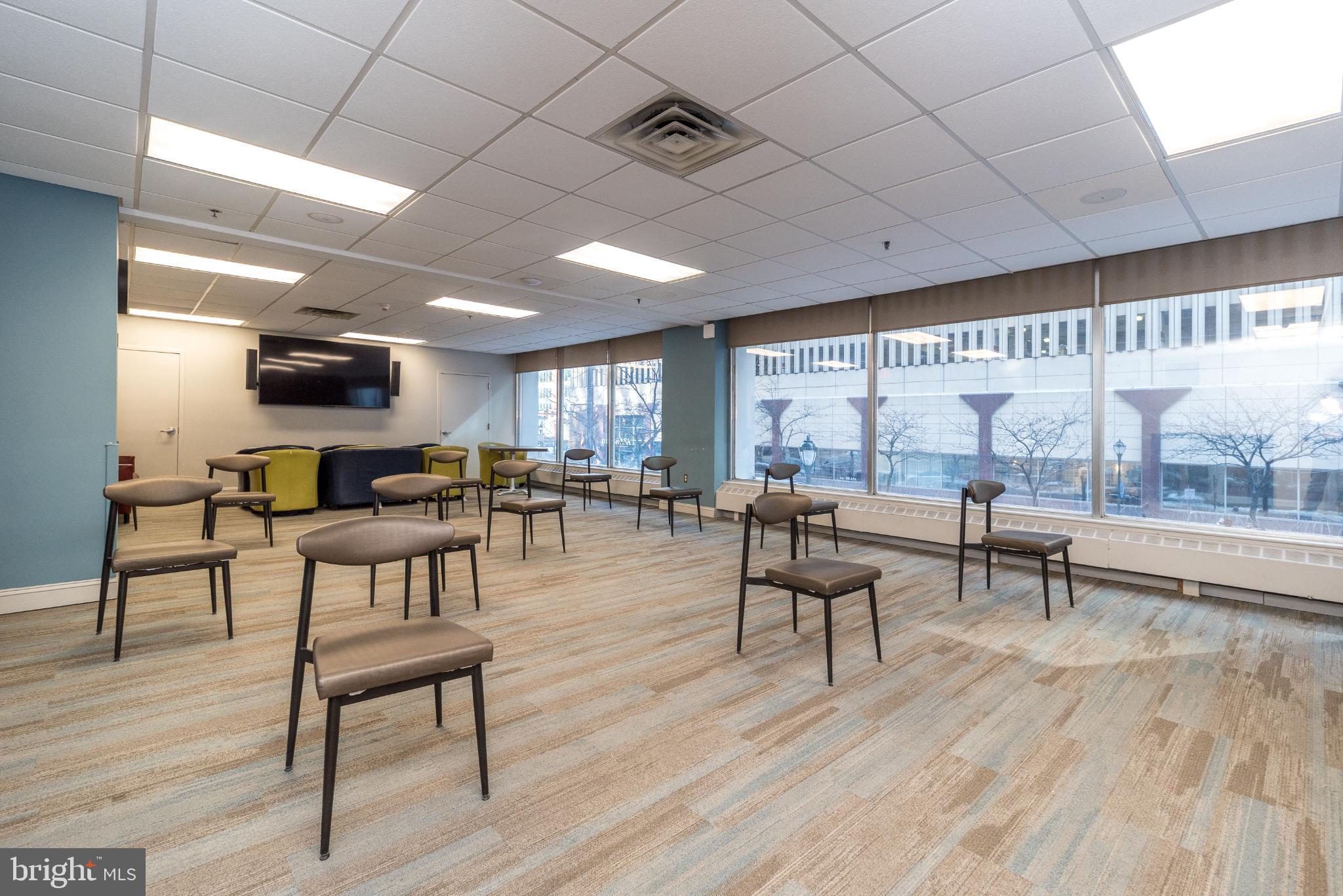 LOGAN SQUARE - Residential