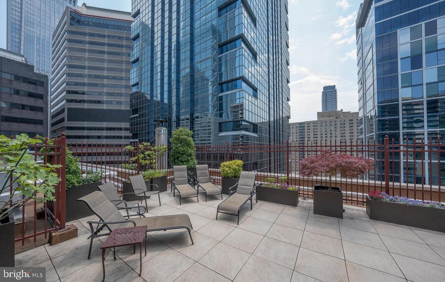 LOGAN SQUARE - Residential