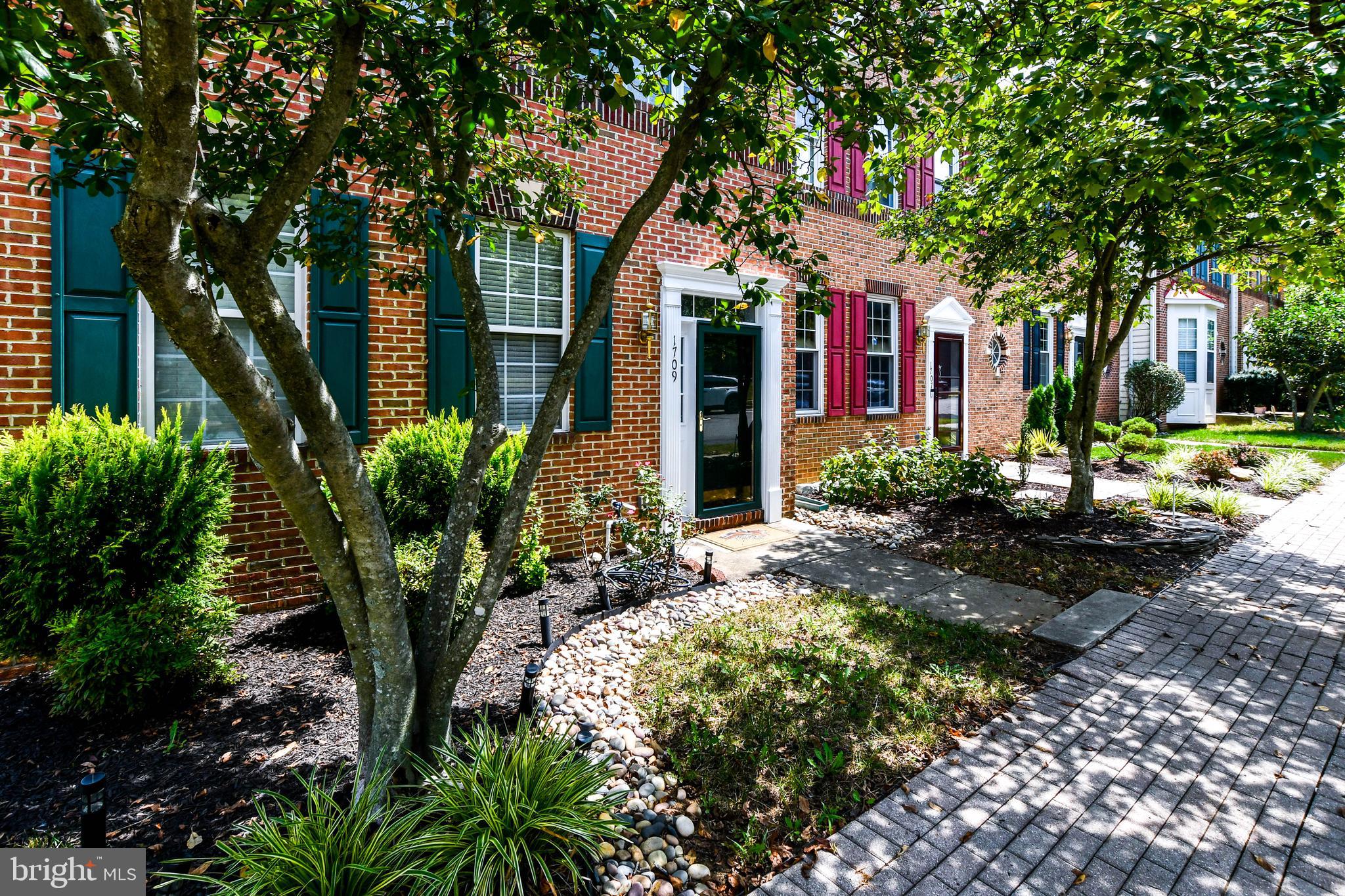 1709 CHINABERRY COURT