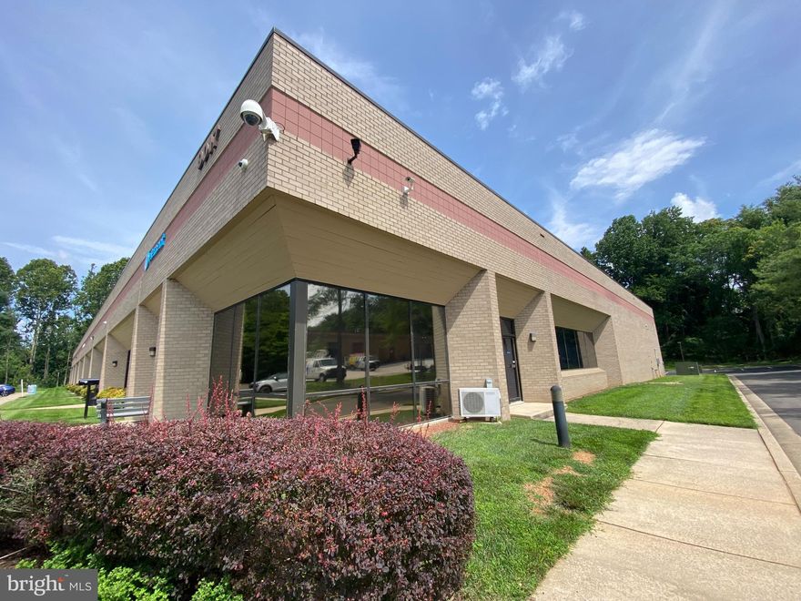 Flex office/warehouse for lease
Can be combined up to 10,430 SF
16 ft ceilings, sprinkler system, 32x32 column spacing
Suite E: 10'x12' roll door, dock height loading
Suite F: Two 10'x12' roll doors, dock height and drive-in
Private restrooms
Ample parking
Zoning NT allows for POR, B-1, B-2, SC, or M-1 uses
Ideal Columbia location, less than 1 minute from Snowden River Parkway and 3 minutes to I-95, I-175, and MD-32