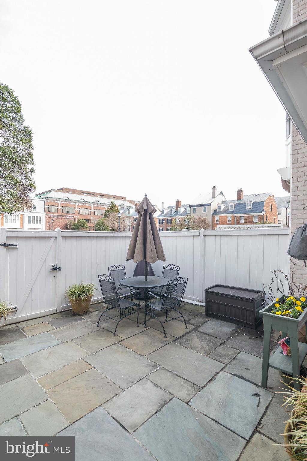 QUEENS ROW - Residential