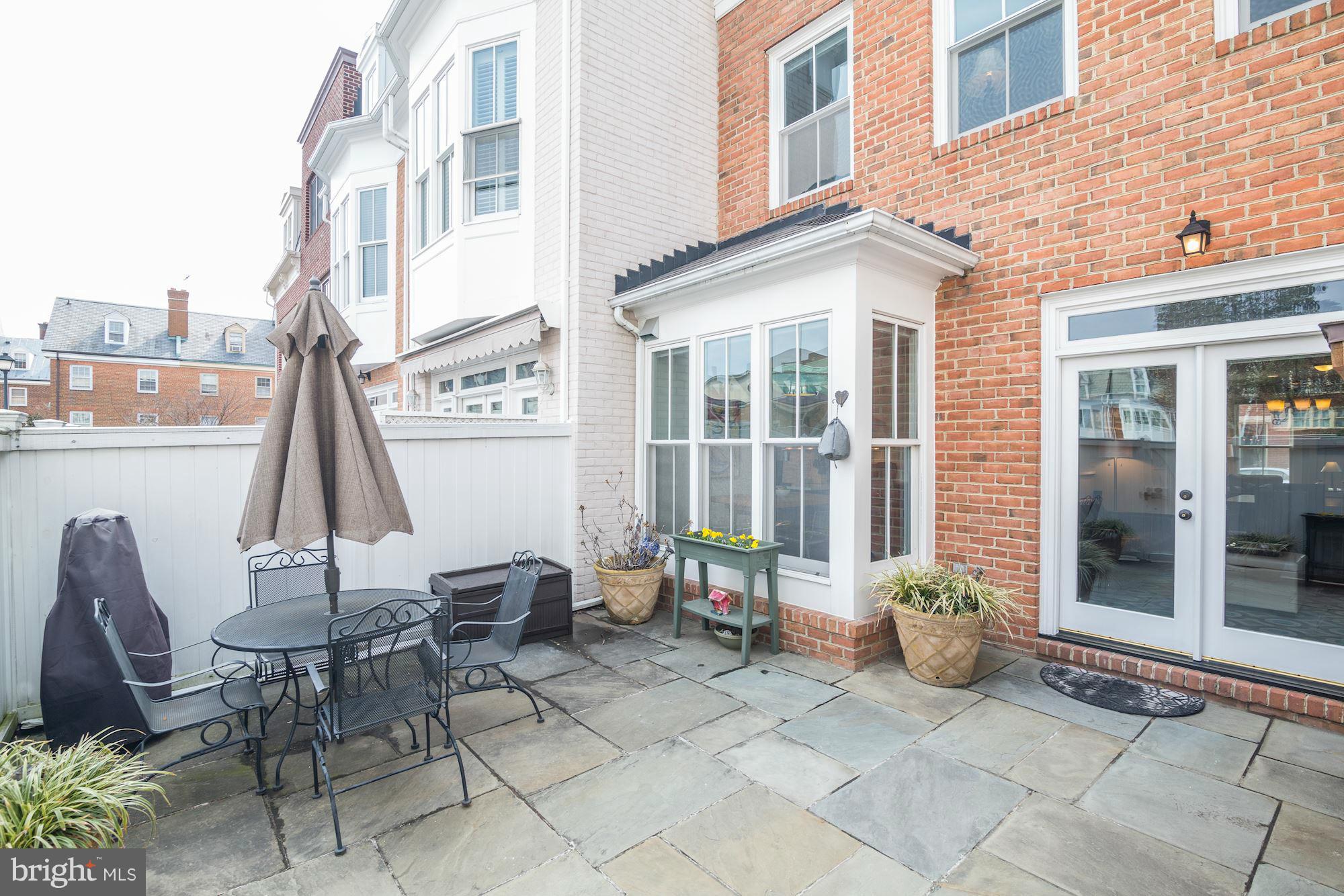 QUEENS ROW - Residential