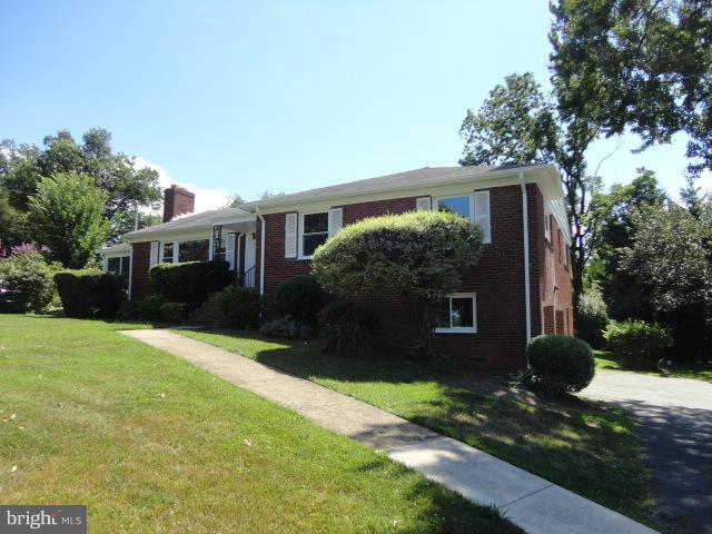 COUNTRY CLUB - Residential Lease