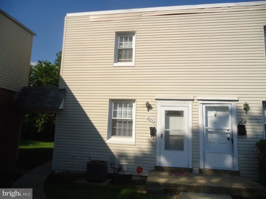 Prime location to Mall and work. Fresh painted, clean. Ready to move in. Please call for more details