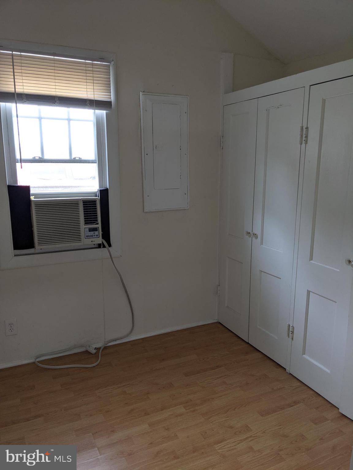 WOODLAND BEACH - Residential