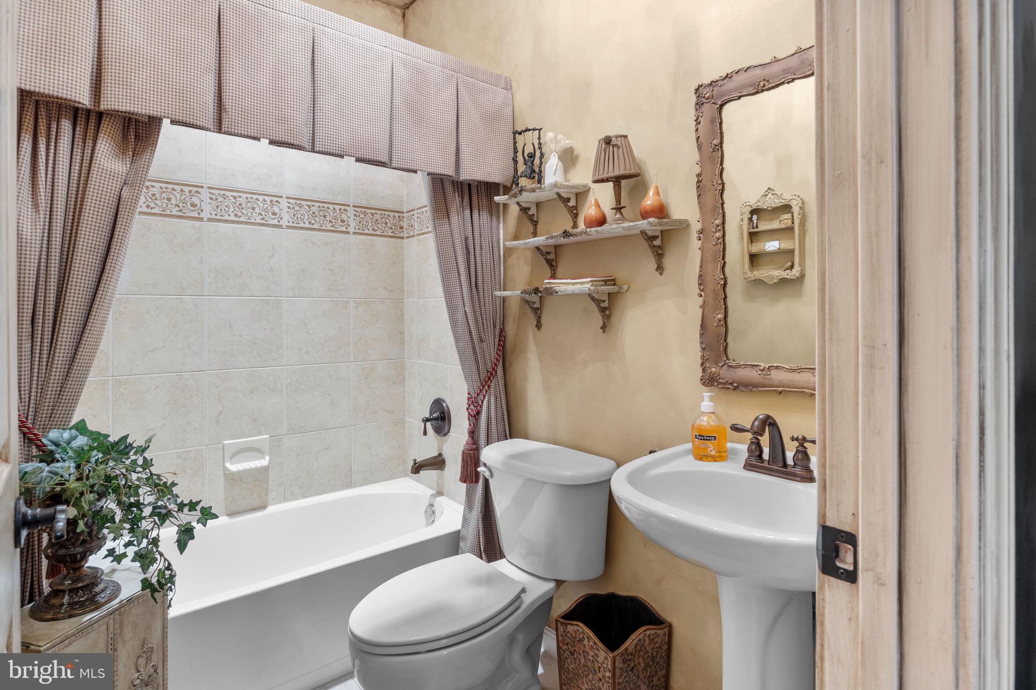 VILLAS OF NEWTOWN - Residential