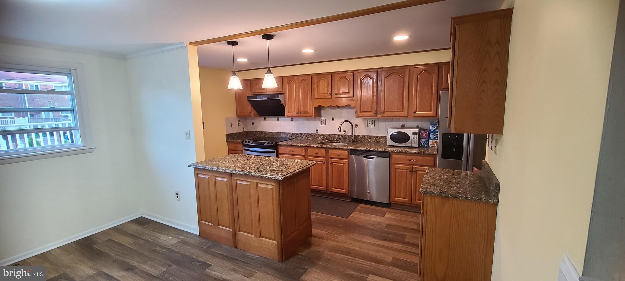 Beautiful End-Unit Townhouse for Rent – Minutes from UMBC and major commuter routes!
🏡 Features Include:
- 3 bedrooms
- 1 full bath, 2 half baths
- Finished basement with walk-out to fenced backyard
- Kitchen with granite countertops, stainless steel appliances, added island & counter space – perfect for cooking and entertaining
- In-unit washer and dryer
- Renter pays utilities and water