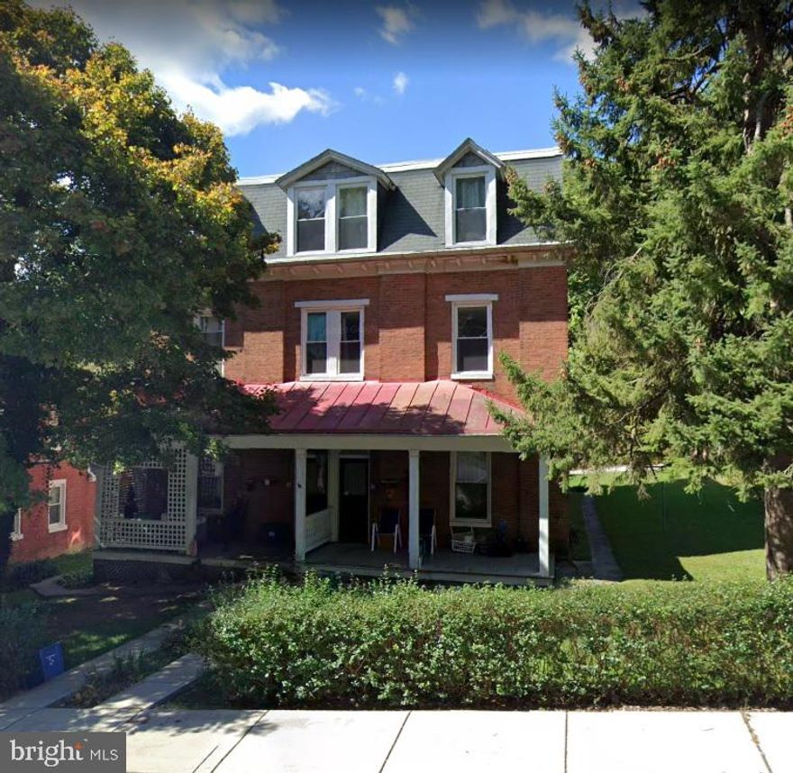 Three bedroom, one bathroom 2nd floor apartment.
Note: Applicant must fill out an application and be approved by Southern Management Rentals, LLC PRIOR to viewing the property. The online application can be found on our website. You can apply for this property under the property description.