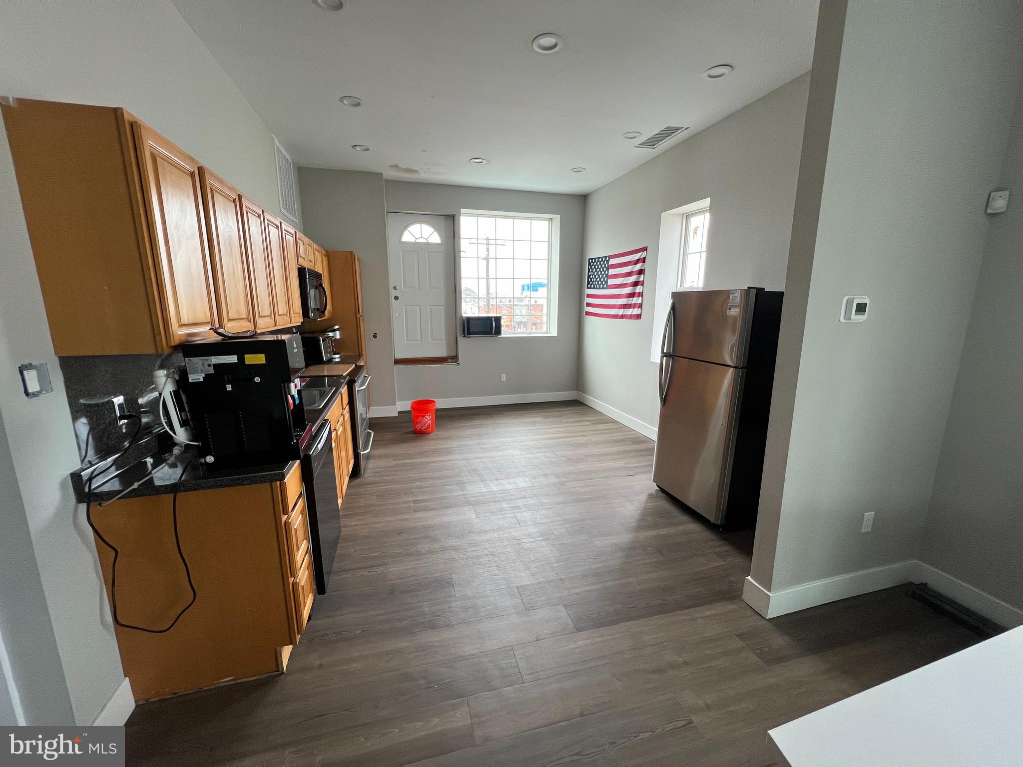 PORT RICHMOND - Commercial Lease